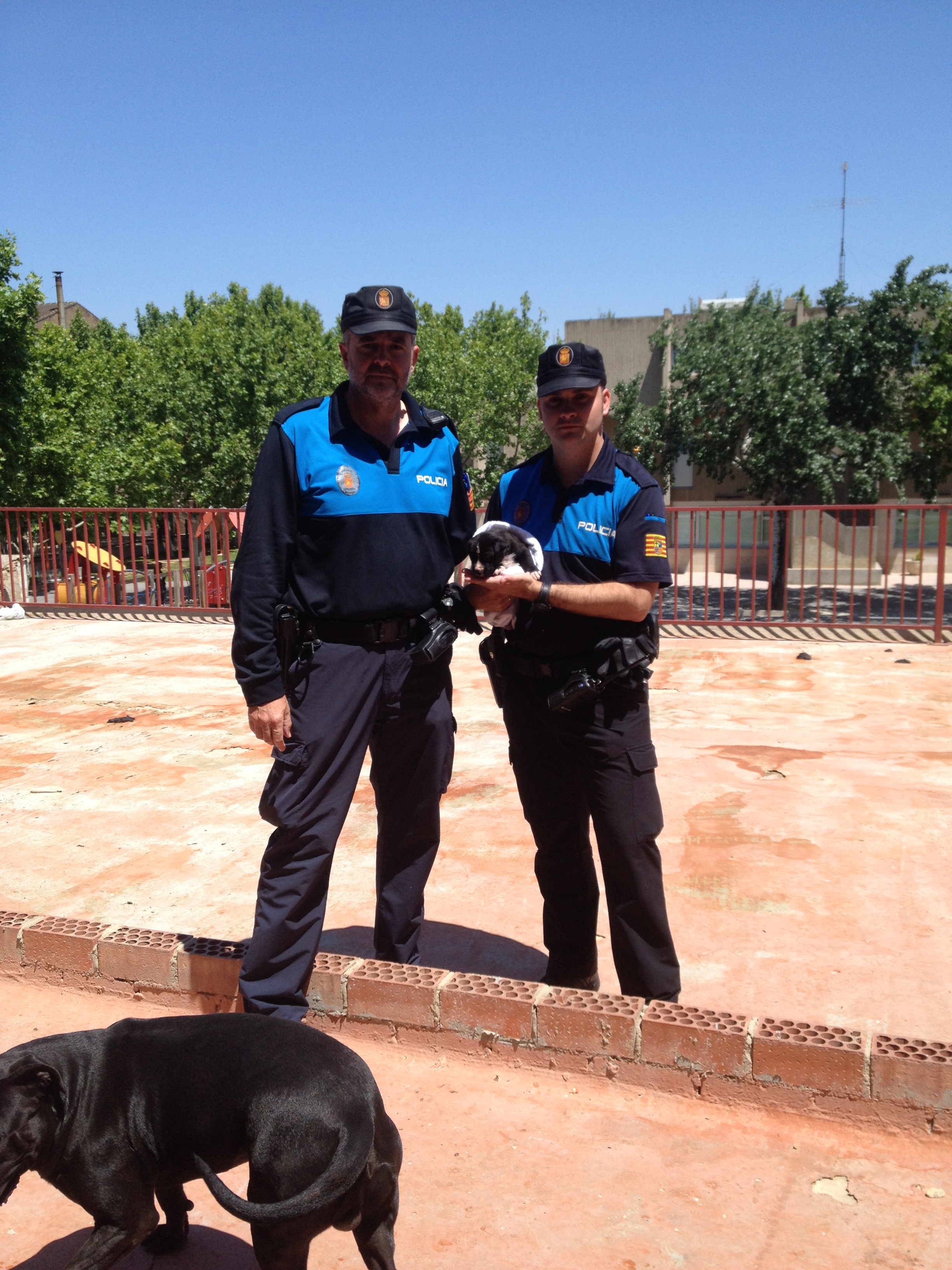 Policia Local con cachorro